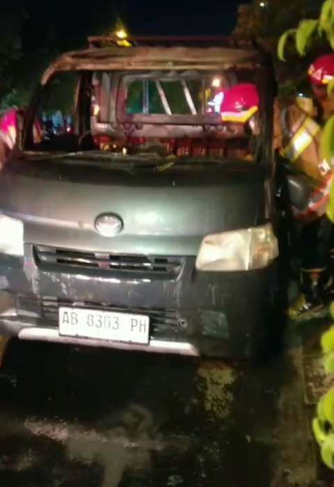 Foti Wawan-Peristiwaterkini ; Mobil Pickup yang terbakar di depan Pizza HUT Wirogunan (Simpang 4 Kalimambu), Minggu (16/03/25)