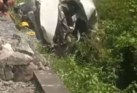 foto: kecelakaan mobil di perlintasan kereta api Gayam, sukoharjo