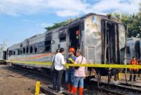 foto : Suasana pemeriksaan gerbong kereta api yang terbakar di setasiun tugu
