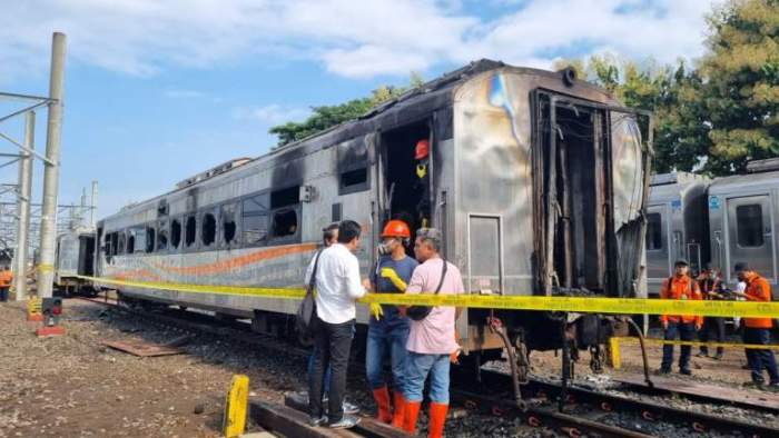 foto : Suasana pemeriksaan gerbong kereta api yang terbakar di setasiun tugu