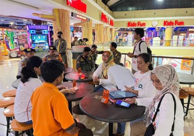 foto : tim gabungan melaksanakan pemantauan langsung ke sejumlah tempat hiburan seperti usaha karaoke dan arena permainan