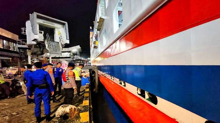 foto: petugas pelabuhan efakuasi pemudik jatuh ke laut