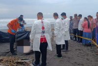 foto : Petugas PMI dan Inafis lakukan pemeriksaan dan evakuasi jenazah