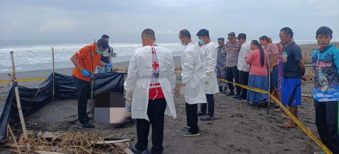 foto : Petugas PMI dan Inafis lakukan pemeriksaan dan evakuasi jenazah