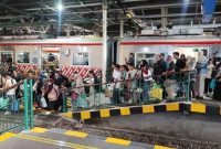 foto: suasana penumpang KAI yang turun di setasiun yogyakarta