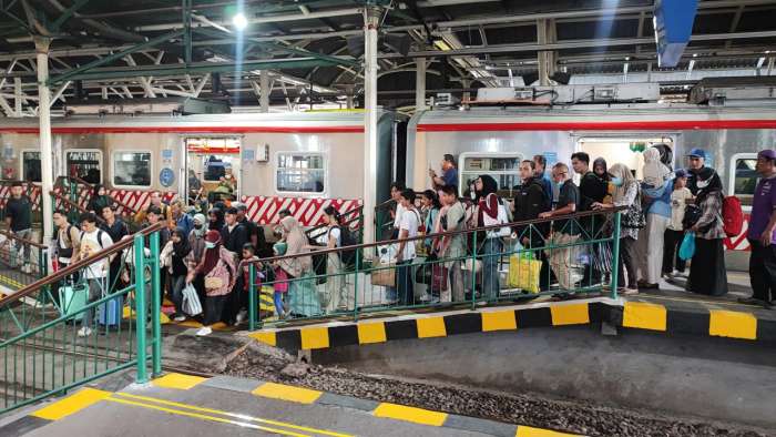 foto: suasana penumpang KAI yang turun di setasiun yogyakarta
