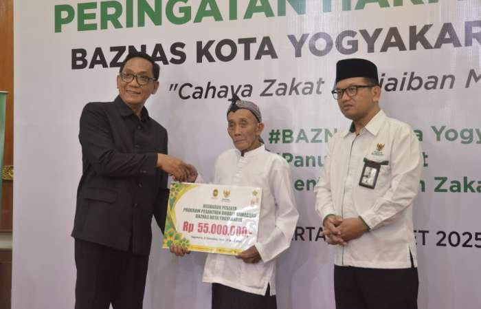 foto : Wakil Wali Kota Yogyakarta, Wawan Harmawan menyalurkan sejumlah bantuan kepada para mustahiq