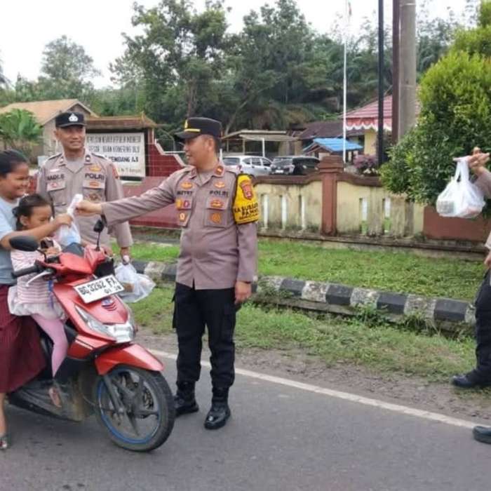 foto : Kapolsek Semidang Aji, Ipda Meyke Krisdian Hasri, S.H., memberikan takjil kepada warga yang melintas di depan kantor Polsek Semidang Aji