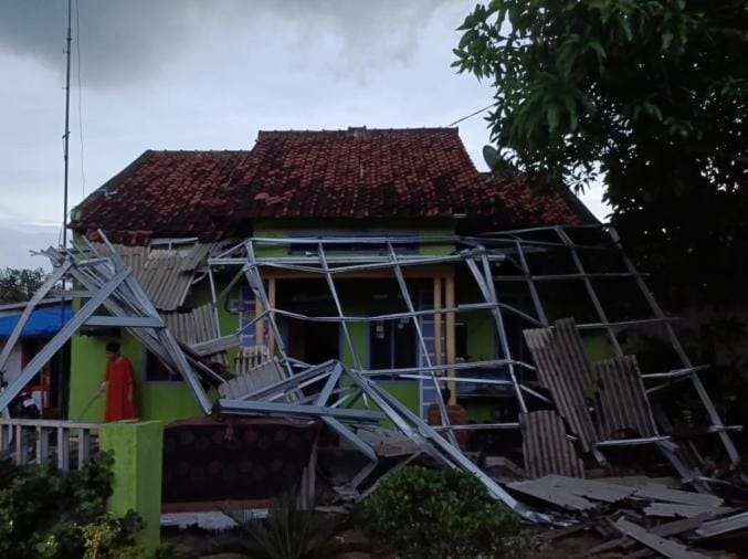 foto: salah satu rumah rusak parah diterjang angin puting beliung di Indramayu