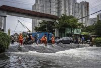 foto : sejumlah petugas berjaga di area banjir