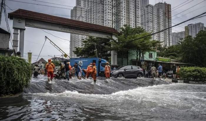 foto : sejumlah petugas berjaga di area banjir