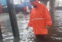 foto: petugas BPBD menunjukkan kenaikkan debit air