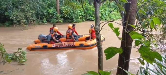 foto: tim SAR OKU lakukan pencarian di hari ke dua