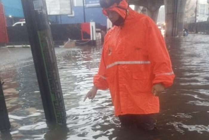 foto: petugas BPBD menunjukkan kenaikkan debit air 