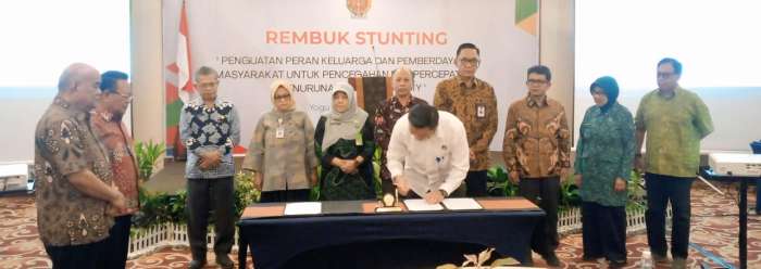 Foto : Penandatanganan kesepakatan bersama mengatasi masalah Stunting di DIY (Wawan)