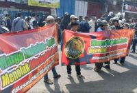 Foto :Ratusan massa yang tergabung dalam Front Jihad Islam (FJI) dan sejumlah ormas Islam lainnya turun ke jalan menuntut keadilan atas pernyataan kontroversial Gus Fuad Plered, Minggu (13/4/2025)