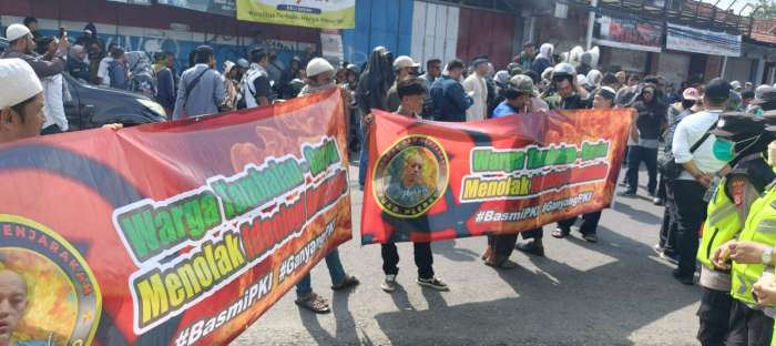 Foto :Ratusan massa yang tergabung dalam Front Jihad Islam (FJI) dan sejumlah ormas Islam lainnya turun ke jalan menuntut keadilan atas pernyataan kontroversial Gus Fuad Plered, Minggu (13/4/2025)