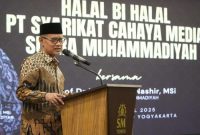 Foto : Ketua Umum Pimpinan Pusat (PP) Muhammadiyah, Haedar Nashir menghadiri kegiatan halal bi halal yang diselenggarakan oleh PT. Syarikat Cahaya Media/Suara Muhammadiyah (SM) pada Selasa (15/4) di Hotel SM Tower Malioboro.