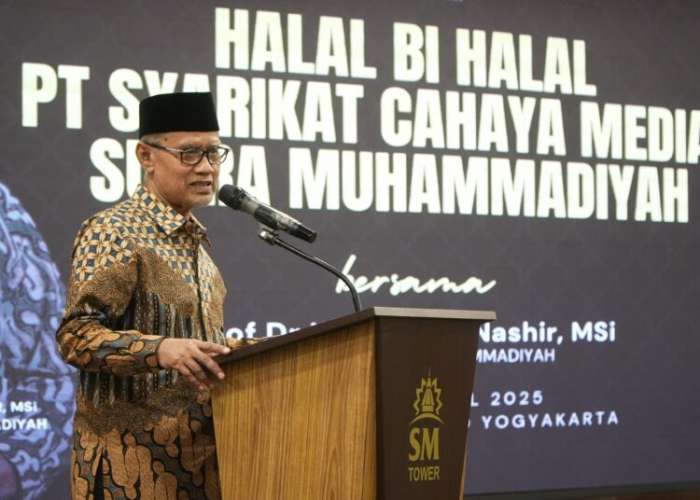 Foto : Ketua Umum Pimpinan Pusat (PP) Muhammadiyah, Haedar Nashir menghadiri kegiatan halal bi halal yang diselenggarakan oleh PT. Syarikat Cahaya Media/Suara Muhammadiyah (SM) pada Selasa (15/4) di Hotel SM Tower Malioboro.