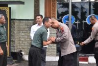 Foto : Kapolres Wonosobo yang baru, AKBP M Kasim Akbar Bantilan melakukan kunjungan ke Markas Kodim 0707/Wonosobo disambut langsung oleh Dandim 0707/Wonosobo Letkol Inf Helmy