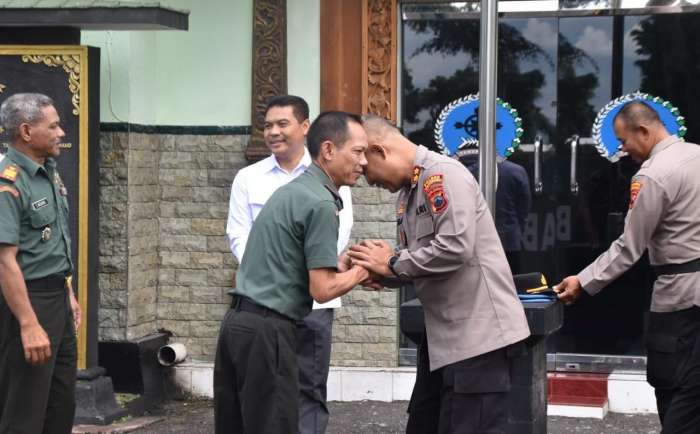 Foto : Kapolres Wonosobo yang baru, AKBP M Kasim Akbar Bantilan melakukan kunjungan ke Markas Kodim 0707/Wonosobo disambut langsung oleh Dandim 0707/Wonosobo Letkol Inf Helmy