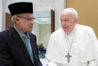 Foto: Ketua Umum PP Muhammadiyah, Prof Haedar Nashir ketika bertemu dengan Paus Fransiskus di Vatikan pada 24 Februari 2024 saat menerima Zayed Award for Human Fraternity. Haedar menilai Paus Fransiskus sebagai tokoh penebar damai di ranah global. --Dok. PP Muhammadiyah
