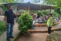 foto: Personil polsek lubuk raja menjaga keamanan di wisata Family selama Lubur Lebaran