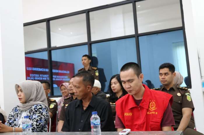 foto: Kejari OKU secara resmi menghentikan penuntutan perkara pencurian yang melibatkan tersangka Robet bin Bohiri