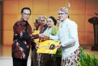 foto: Bupati Danang Maharsa saat menerima sertifikat penghargaan dari Gubernur DIY, Sri Sultan Hamengkubuwono X Gedhong Pracimasan, Komplek Kepatihan Kantor Gubernur DIY, Yogyakarta, Senin (26/05/2025).