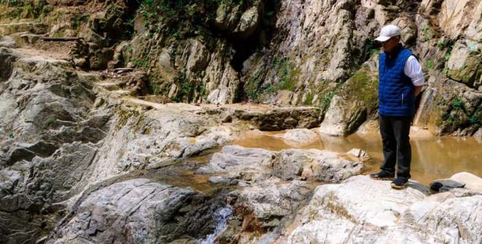 foto: bupati lampung tengah  Ardito Wijaya tinjau air terjun curug lestari
