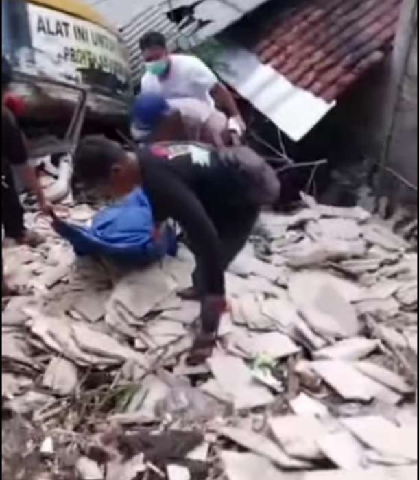 Foto : Evakuasi korban MD  Laka tunggal di Piyungan