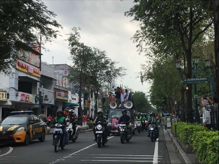foto: Para drivel Ojol saat melintasi kawasan Malioboro