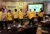 foto: Singgih Januratmoko menyalami Gandung Pardiman usai acara Musda di Hotel New Saphir, Minggu (18/05/2025) malam