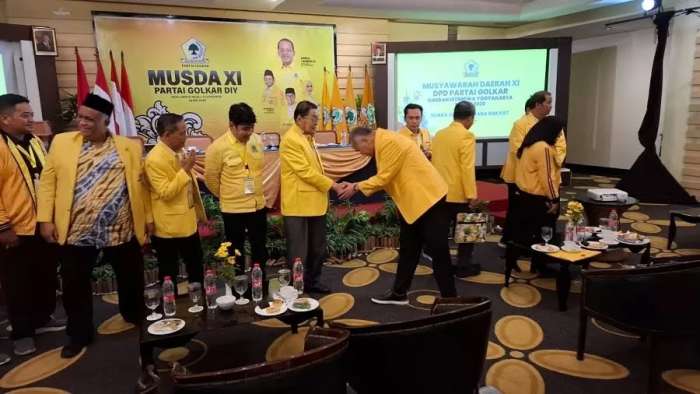 foto: Singgih Januratmoko menyalami Gandung Pardiman usai acara Musda di Hotel New Saphir, Minggu (18/05/2025) malam