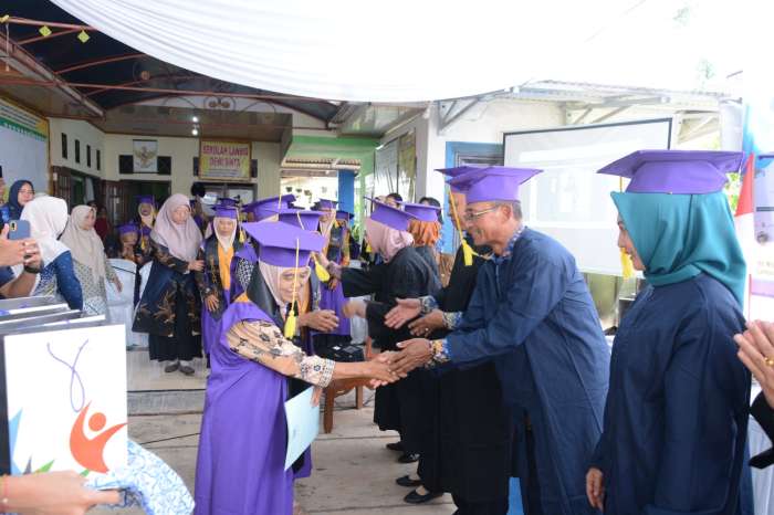 foto: wisuda lansia