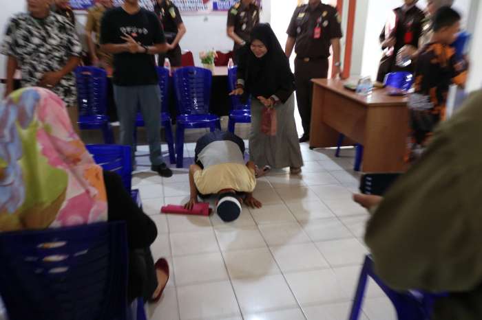 foto: Mus Mulyadi tukang ojek sujut syukur usai di beritahukan bebas melalui Restorative Justice 