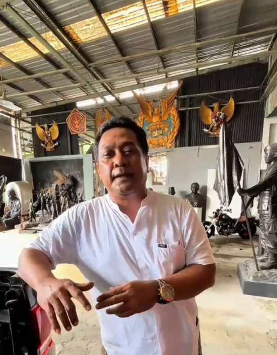 foto : Widihasto Wasana Putra penggagas pembuatan patung perunggu WR. Supratman dan Ibu Fatmawati