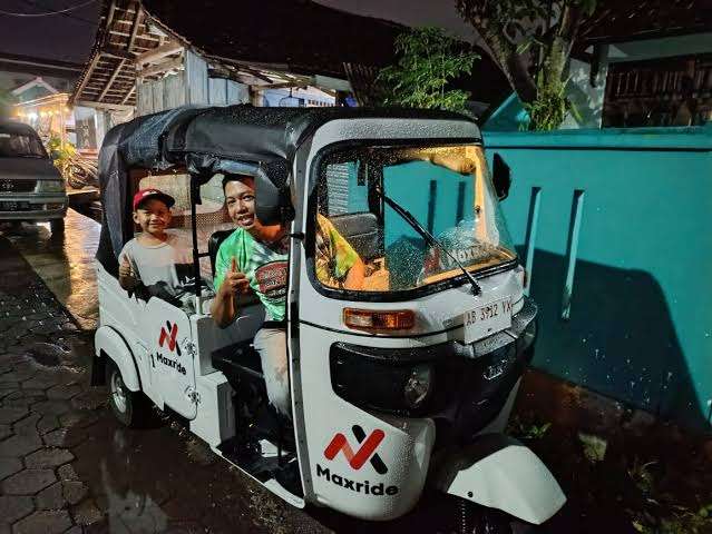 foto: warga naiki Bajaj Maxride