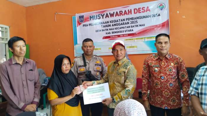 FOTO: Pemerintah Desa (Pemdes) Batiknau salurkan BLT-DD