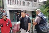 foto: polisi evakuasi mayat