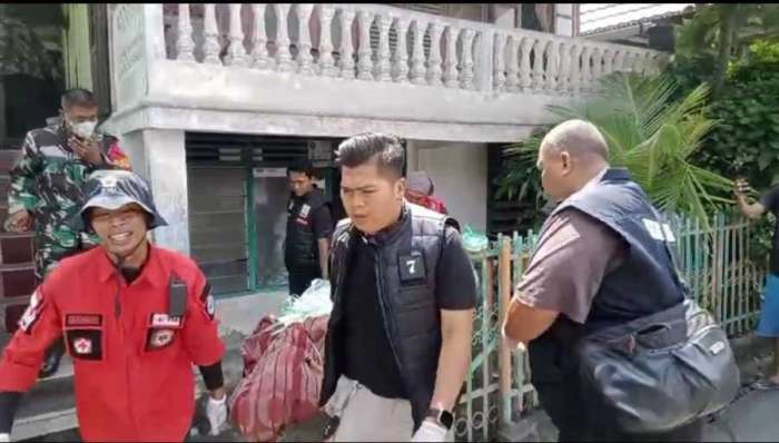 foto: polisi evakuasi mayat