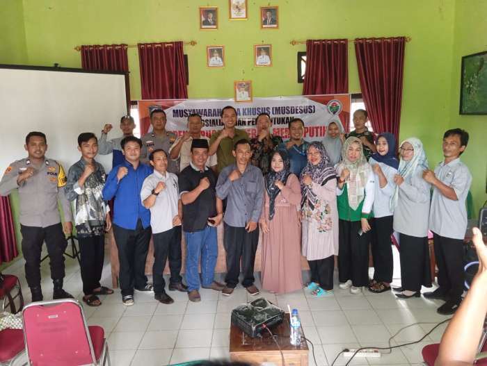 foto: pose bersama pengurus koperasi merah putih dea battu winangun, camat lubuk raja, pemerintah desa, babinsa, babinkamtibmas