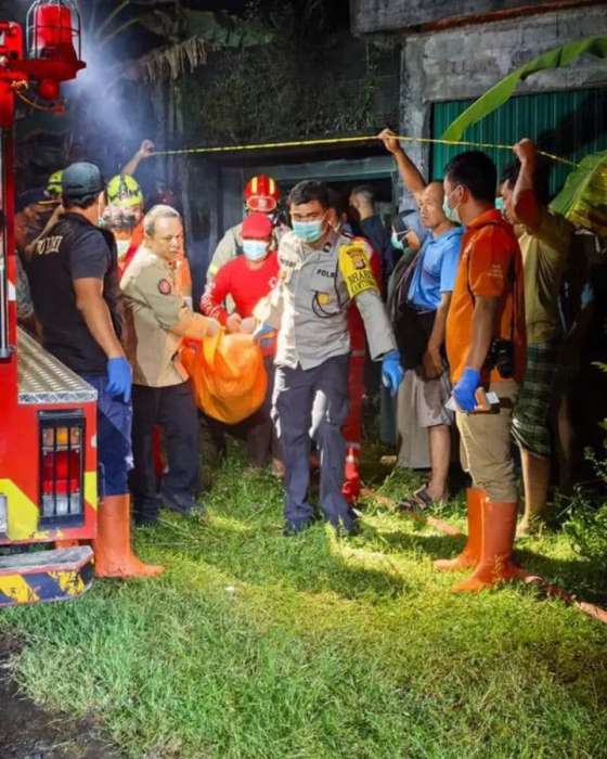 foto: Evakuasi korban kebakaran