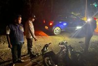 foto: dua motor pelajar ang tergeletak di pinggir rel kereta api dalam pemeriksaan anggota polsek Peninjauan
