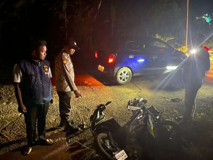 foto: dua motor pelajar ang tergeletak di pinggir rel kereta api dalam pemeriksaan anggota polsek Peninjauan