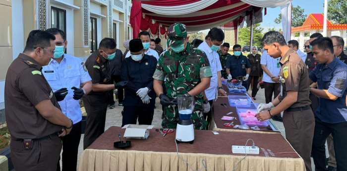 foto: Pemusnahan Barang bukti di halaman kantor kejari OKU