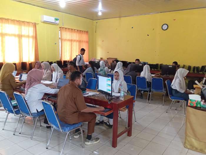 foto: Sejumlah calon Siswa SMAN 2 OKU Mendaftarkan diri