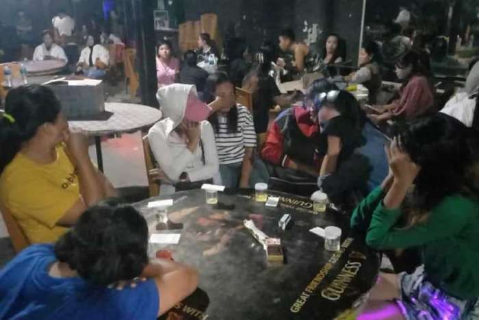 Foto: Suasana penggerebekan Daire Cafe oleh polisi