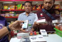 foto: petugas razia roko ilegal