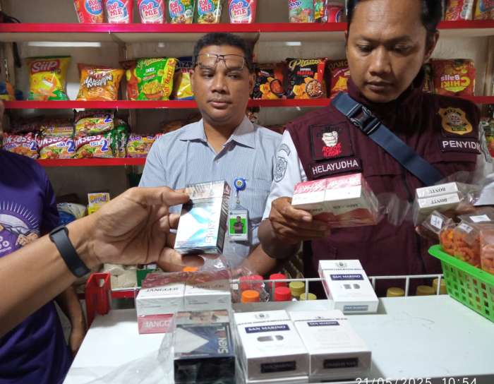 foto: petugas razia roko ilegal